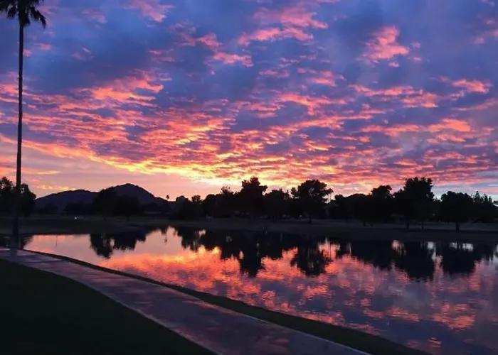 Holiday home Waterfront Views, Office, Main Floor, Walkable Scottsdale