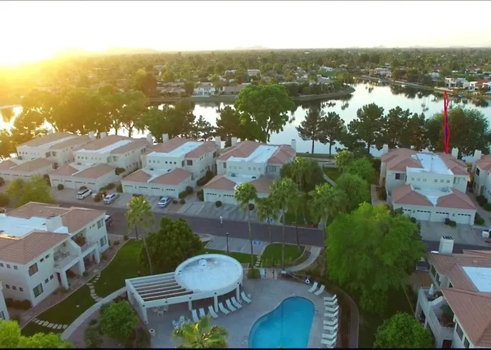 Holiday home Waterfront Views, Office, Main Floor, Walkable Scottsdale