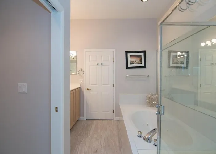 Waterfront Views, Office, Main Floor, Walkable Holiday home *