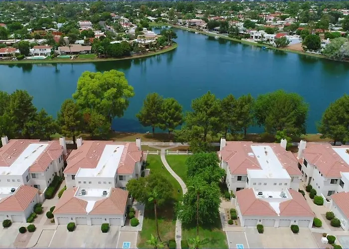 Holiday home Waterfront Views, Office, Main Floor, Walkable *