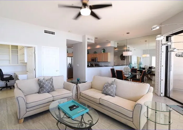 Holiday home Waterfront Views, Office, Main Floor, Walkable Scottsdale
