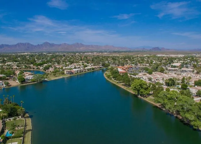 Waterfront Views, Office, Main Floor, Walkable Holiday home