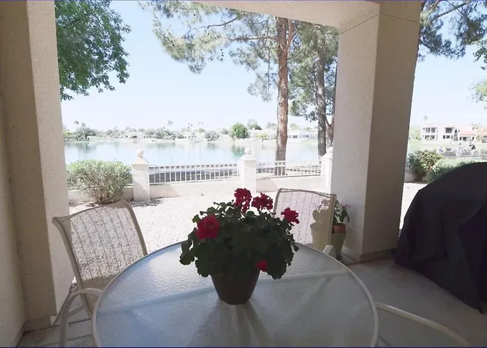 Holiday home Waterfront Views, Office, Main Floor, Walkable Scottsdale