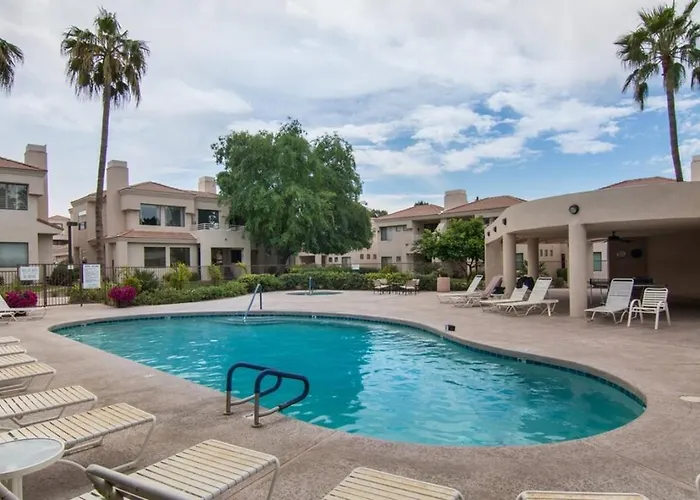 Waterfront Views, Office, Main Floor, Walkable Holiday home *