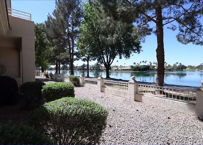 Waterfront Views, Office, Main Floor, Walkable Holiday home