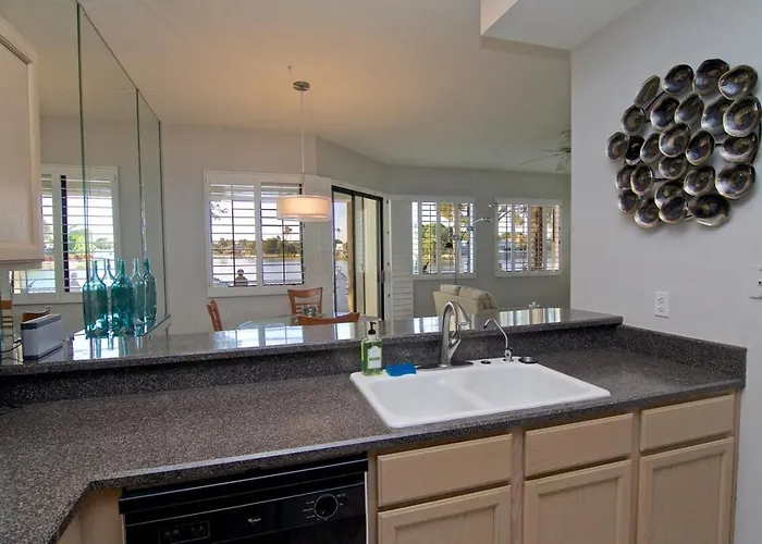 Holiday home Waterfront Views, Office, Main Floor, Walkable *