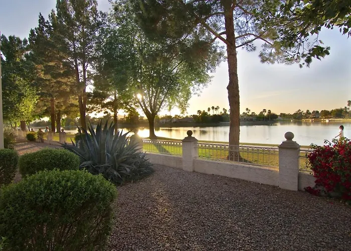 Waterfront Views, Office, Main Floor, Walkable Holiday home