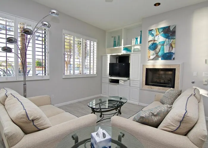 Holiday home Waterfront Views, Office, Main Floor, Walkable *